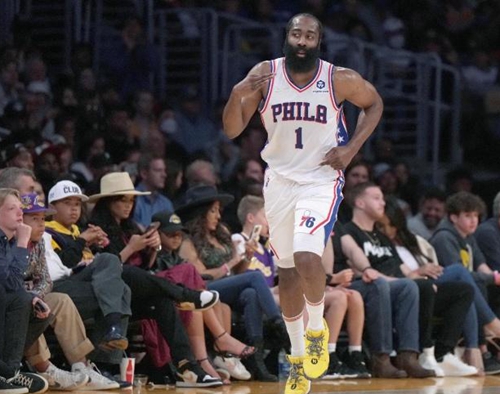 他在面对舆 他在面对舆